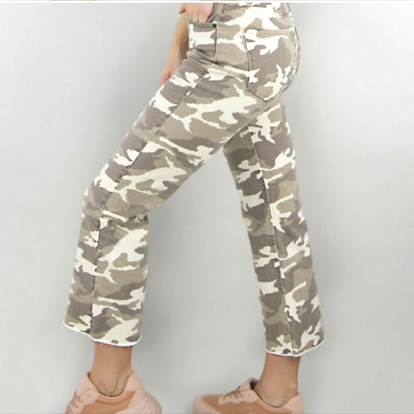 26 NWT Tractr BLU Crop Flare Camo Jeans - Picture 4 of 5